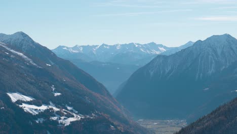 Vista-De-Un-Valle-Cubierto-De-Nieve-Y-Montañas-En-Un-Soleado-Día-De-Invierno-Desde-Alp-Grum,-Suiza