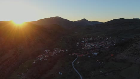 Pueblo-Griego-Rodeado-De-Montañas-Durante-La-Hora-Dorada