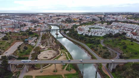 Vista-De-Drones-De-Tavira-Algarve-Portugal,-Con-El-Río-Galao-Fluyendo-A-Través-De-La-Ciudad-Histórica-Hasta-El-Mar-Atlántico