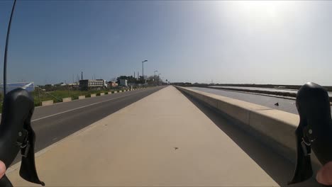 Ciclismo-A-Lo-Largo-De-La-Costa-Algarve-Portugal,-Clima-Cálido-Perfecto-Para-Andar-En-Bicicleta