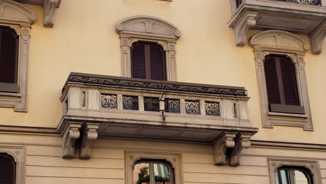 Fenster-Und-Balkon-Im-Obergeschoss-Einer-Wohnung-Oder-Eines-Hotels