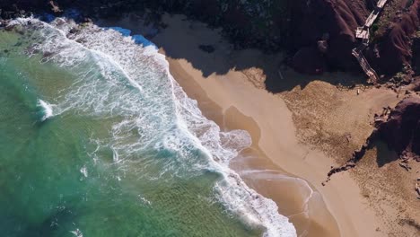 Luftaufnahmen-In-Zeitlupe-Von-Wellen,-Die-Sich-Am-Strand-In-Spanien-Brechen