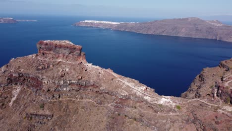 Luftaufnahmen-Von-Drohnen,-Die-über-Den-Skaros-Felsen-Fliegen-Und-Eine-Dramatische-Landschaft-Enthüllen,-Imerovigli-Santorini