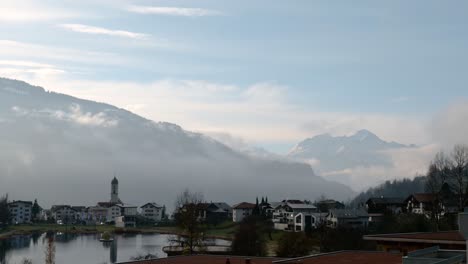 Nubes-Moviéndose-En-Un-Día-Soleado-En-Un-Valle-En-El-Pueblo-Laax,-Suiza
