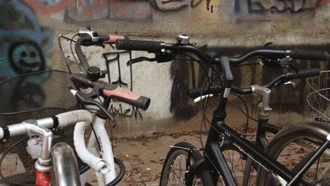 Eine-Nahaufnahme-Des-Lenkers-Eines-Fahrrads,-Mit-Scharfen-Griffen,-Bremsen-Und-Rahmen