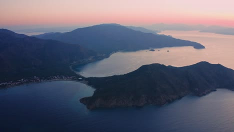 Danza-Aérea-Sobre-La-Costa-Mediterránea-Al-Amanecer:-Imágenes-De-Drones-De-La-Costa-Egea-De-Turquía