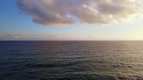 Der-Sonnenuntergang-Spiegelt-Sich-In-Ruhigen-Gewässern-Auf-Dem-Meer-Wider,-Während-Die-Drohne-überfliegt