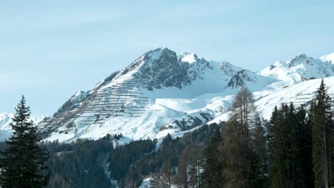 Car-view-of-snow-covered-mountain-peaks-on-a-sunny-day-in-Davos,-Switzerland
