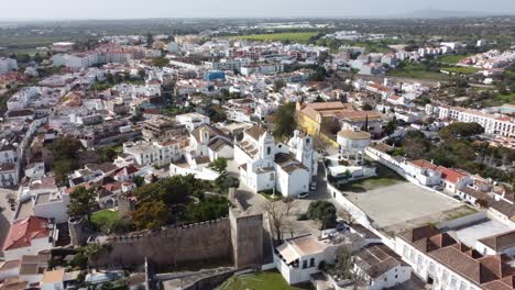 Schloss-Tavira-Und-Kirche-Santa-Maria-Tavira-Altstadt-Algarve-Portugal,-Reich-An-Geschichte-Und-Kultur