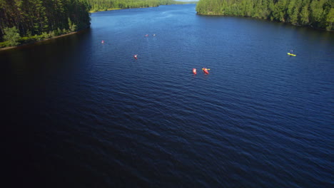 Volando-Sobre-Un-Grupo-De-Personas-En-Kayak-En-Un-Río-En-Un-Día-Soleado