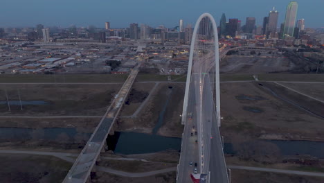 Twilight-at-the-Margaret-Hunt-Hill-Bridge-in-Dallas,-Texas