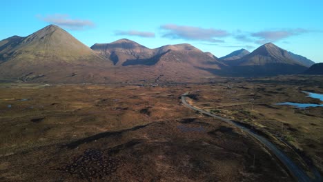 Der-Schnelle-Aufstieg-Enthüllt-Die-Winterliche-Schottische-Moorlandschaft-Und-Die-Wolkenbedeckten-Red-Cuillin-Mountains-Im-Morgengrauen-In-Sligachan-Auf-Der-Isle-Of-Skye-In-Schottland