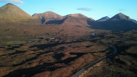 Tiro-Elevado-Que-Revela-Highland-Road-Y-Montañas-Rojas-Cuillin-En-Invierno-En-Sligachan-En-La-Isla-De-Skye-Escocia