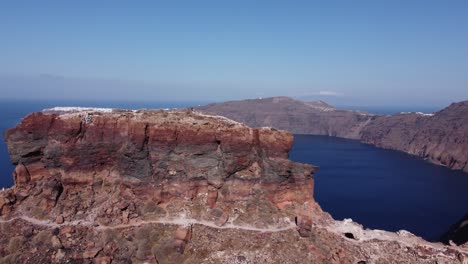 Die-Luftaufnahme-Dreht-Sich-Vom-Skaros-Felsen-Nach-Imerovigli-Auf-Santorini,-Griechenland