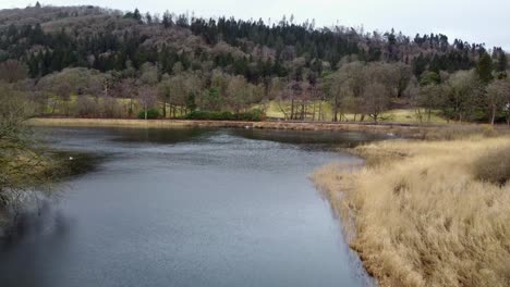 Filmische-Luftaufnahmen-Von-Fell-Foot-On-Lake-Windermere,-Einem-Park-Am-Seeufer-Mit-Atemberaubendem-Blick-Auf-Die-Cumbrian-Mountains