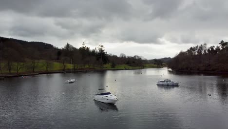 Filmische-Luftaufnahmen-Von-Fell-Foot-On-Lake-Windermere,-Einem-Park-Am-Seeufer-Mit-Atemberaubendem-Blick-Auf-Die-Cumbrian-Mountains