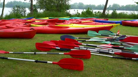 Kayaks-Con-Equipo-Revelado,-Listos-Para-La-Acción