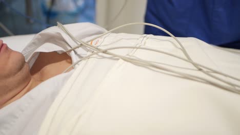 Nahaufnahme-Der-Brust-Eines-Patienten,-Während-Eine-Krankenschwester-Elektroden-Für-Einen-Herzmonitor-Anbringt