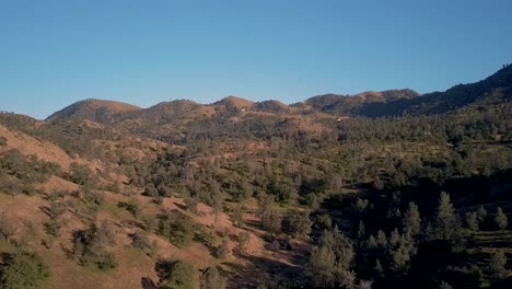 Luftparallaxe-Der-Berge-Der-Sierra-Nevada-In-Tehachapi,-Kalifornien,-Goldene-Stunde