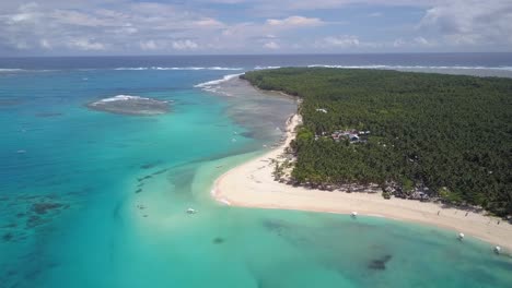 Aerial-tracking-shot-pan-right-of-wonderful-island-with-palm-trees-and-clear-blue-waters-in-Siargao,-the-Philippines