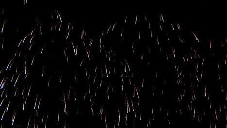 Schönes-Feuerwerk-Am-Himmelshintergrund-In-Der-Nacht
