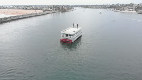 Flussboot-In-Newport-Bay