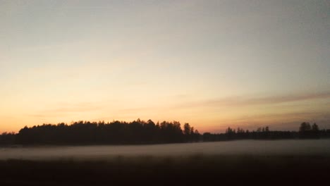 Blick-Vom-Fahrenden-Auto-Auf-Das-Feld,-Abend-Und-Nebel