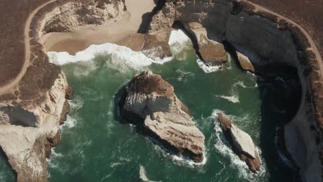 Luftaufnahme-Des-Ozeans-In-Shark-Fin-Cove-Auf-Dem-Highway-1-In-Nordkalifornien