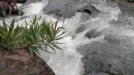Corriente-De-Agua-Salpicando-Y-Fluyendo-En-El-Río-En-Cascada,-Cámara-Lenta