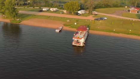 Drohnenaufnahme-Eines-Hausbootes-Auf-Dem-Mississippi