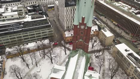 Slow-cinematic-aerial-footage-rotating-around-very-popular-tourist-destination,-The-Church-of-Klara-in-the-capital-of-Sweden,Stockholm