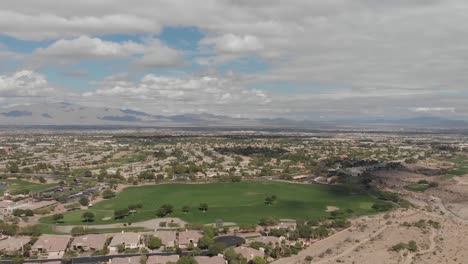 Golfplatz-In-Las-Vegas,-Blick-Auf-Die-Berge-1080p,-Mpg4,-24-Fps