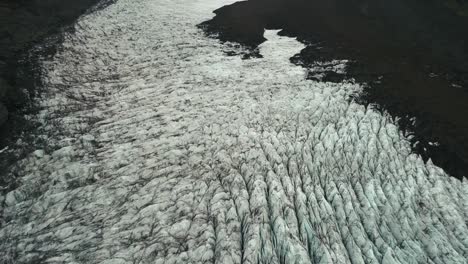 Eine-Aufschlussreiche-Drohnenaufnahme-Eines-Gletschers-In-Island