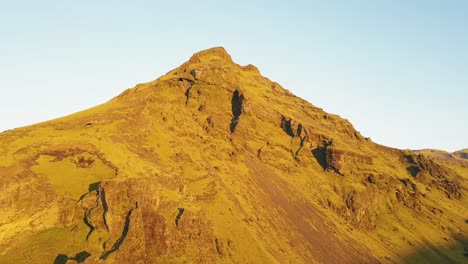 Eine-Luftaufnahme-Eines-Berges-Bei-Sonnenaufgang-In-Island