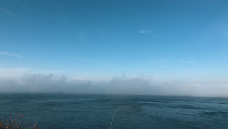 Zeitraffer,-In-Dem-Sich-Nebel-Bildet-Und-In-Richtung-Küste-Rollt