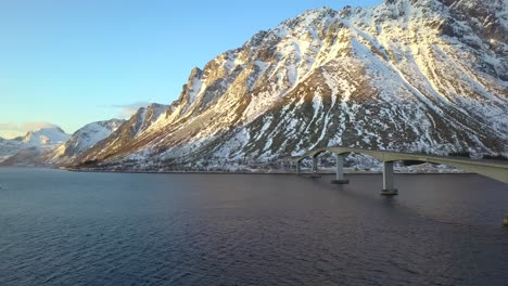 Norwegen-Ist-Ein-Land-Mit-Vielen-Brücken,-Da-Das-Wasser-Durch-Den-Fjord-Seinen-Weg-Durch-Die-Berge-Findet