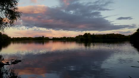 Statische-Aufnahme-Eines-Friedlichen-Sees-Bei-Sonnenuntergang