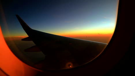 Wunderschöne-Aussicht-Auf-Den-Sonnenaufgang-Durch-Flugzeugfenster