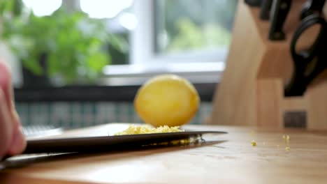 Sammeln-Sie-Die-Zitronenschale-Auf-Einer-Messerschneide-Und-Geben-Sie-Sie-Zum-Kochen-Hinzu