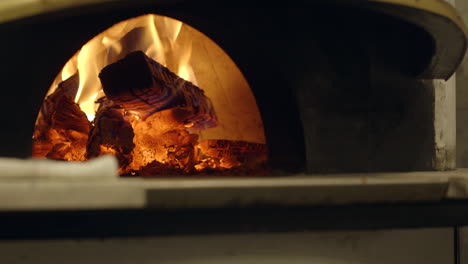 Nahaufnahme-Eines-Holzfeuers-In-Einem-Pizzaofen-Im-Neapolitanischen-Stil-In-Einem-Schönen-Restaurant