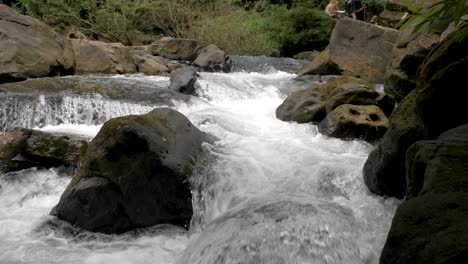 Kleiner-Fluss,-Der-In-Echtzeit-über-Felsen-Fließt