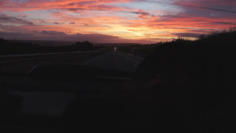 Wunderschöner-Sonnenuntergang-Aus-Der-Heckscheibe-Eines-Fahrenden-Autos