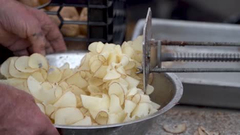 Kartoffeln-Kräuseln-Sich-Aus-Einem-Schneider-Und-Machen-Tornado-Curly-Pommes