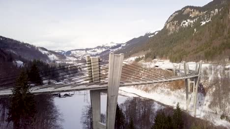 Orbitando-Alrededor-De-Un-Puente-Alto-En-El-Camino-A-Davos,-Suiza