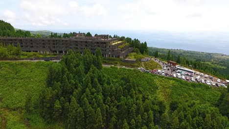 Un-Hotel-De-5-Estrellas-Abandonado-En-La-Cima-De-La-Cresta-De-Un-Antiguo-Volcán