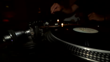 DJ-Hand-Dreht-Die-Platte,-Die-Kamera-Bewegt-Sich-Nach-Links