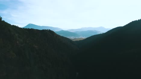 Disparo-De-Drones-Sobre-El-Valle-De-La-Montaña-De-Pinos-Con-Cielo-Azul