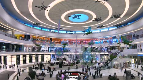 Hiperlapso-Giratorio-360-De-La-Icónica-Avenida-De-La-Moda-Dentro-Del-Centro-Comercial-Dubai,-Con-La-Decoración-Futurista-Moderna