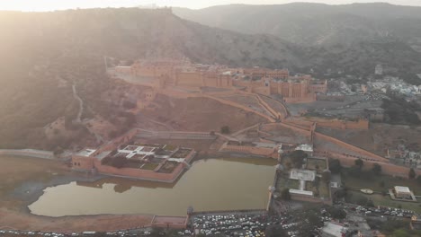 Luftaufnahme-Des-Amber-Fort-Jaipur-Bei-Sonnenuntergang