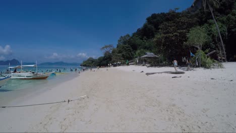 Caminando-Por-Una-Larga-Playa-De-La-Isla-En-Filipinas